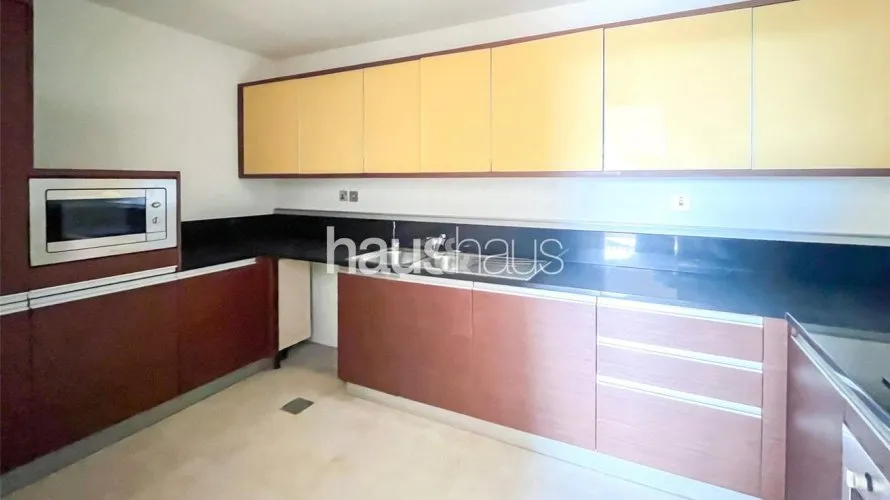 Apartamento de 2 dormitorios en Palm Jumeirah, UAE No. 566 № 2