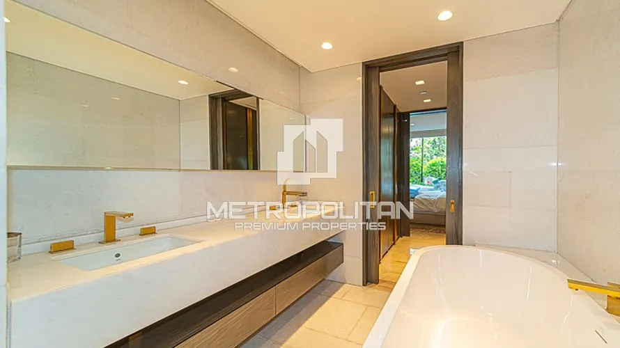 Apartamento de 2 dormitorios en FIVE Palm Jumeirah, UAE No. 245 № 13