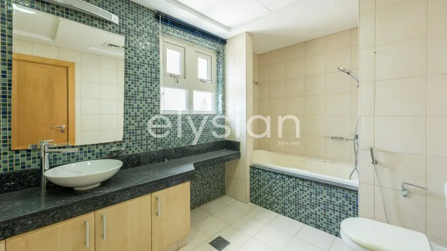 Apartamento de 3 dormitorios en Shoreline Apartments, UAE No. 509 № 7