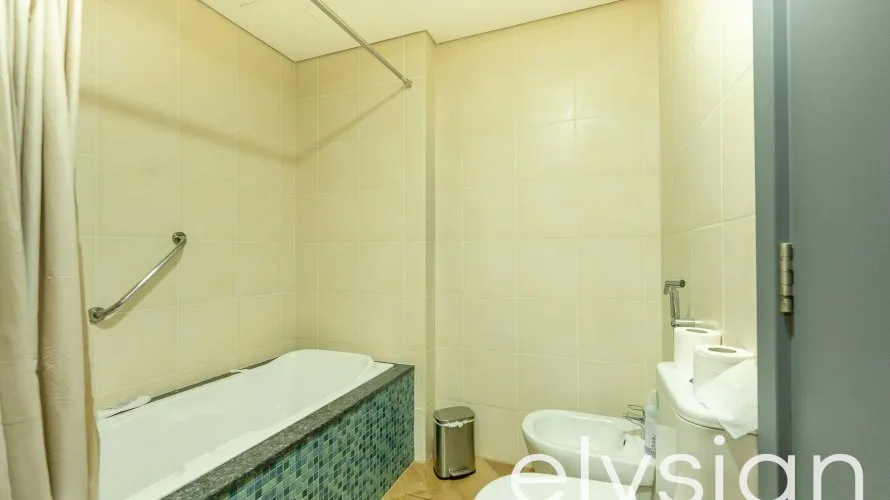 Appartement de 2 chambres à Shoreline Apartments, UAE No. 413