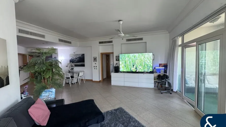 Appartement de 3 chambres à Shoreline Apartments, UAE No. 1364