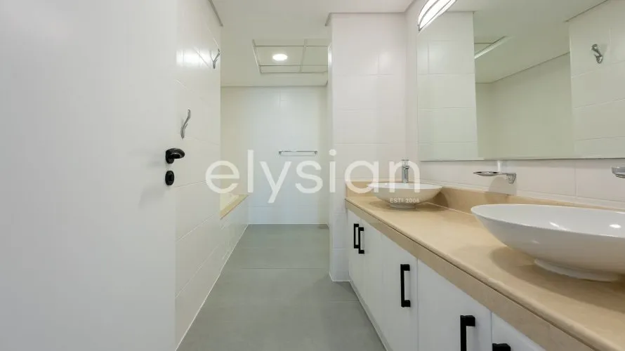 Appartement de 2 chambres à Shoreline Apartments, UAE No. 417