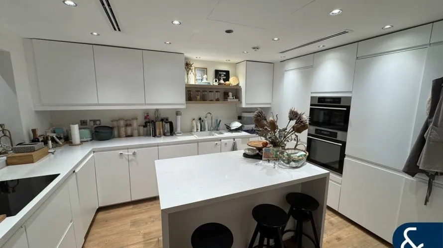 Appartement de 2 chambres à Shoreline Apartments, UAE No. 1368