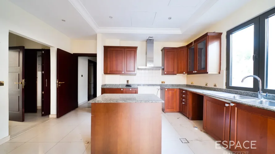 6 bedrooms villa for sale, Palm Jumeirah, Dubai, UAE No. 2043 № 4